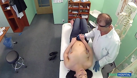 Sexy girlfriend gets her pussy stretched