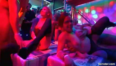 Sexy brunette fucks with two sexy coupl numeror