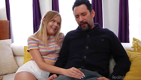 Sexy young girl give jinaring