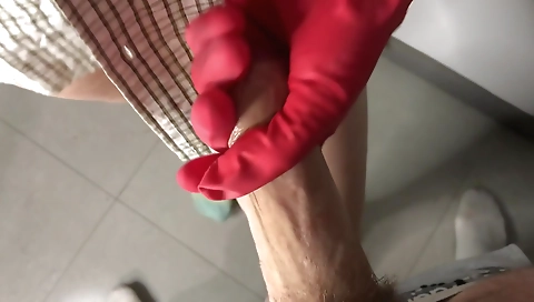 Mature woman has her pussy